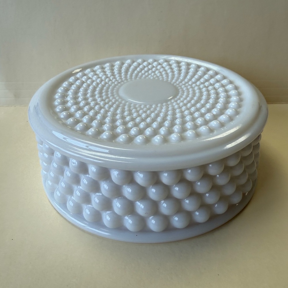 Vintage Westmoreland American Hobnail Milk Glass Puff Box Covered Candy Dish. - Picture 7 of 11